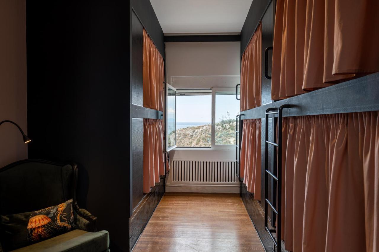 Bedwave Seaside Mansion Hostel Piraeus Bagian luar foto