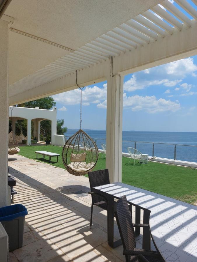 Bedwave Seaside Mansion Hostel Piraeus Bagian luar foto