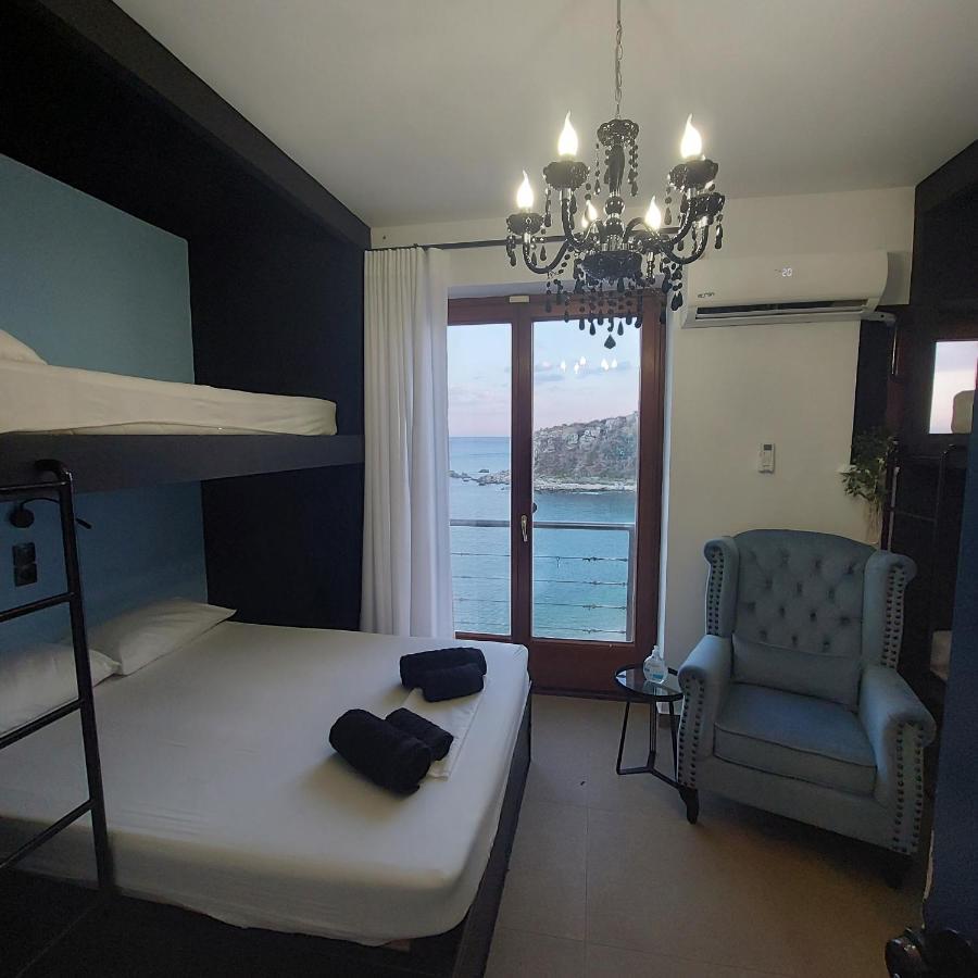 Bedwave Seaside Mansion Hostel Piraeus Bagian luar foto
