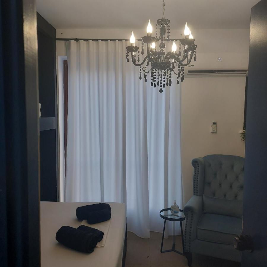 Bedwave Seaside Mansion Hostel Piraeus Bagian luar foto