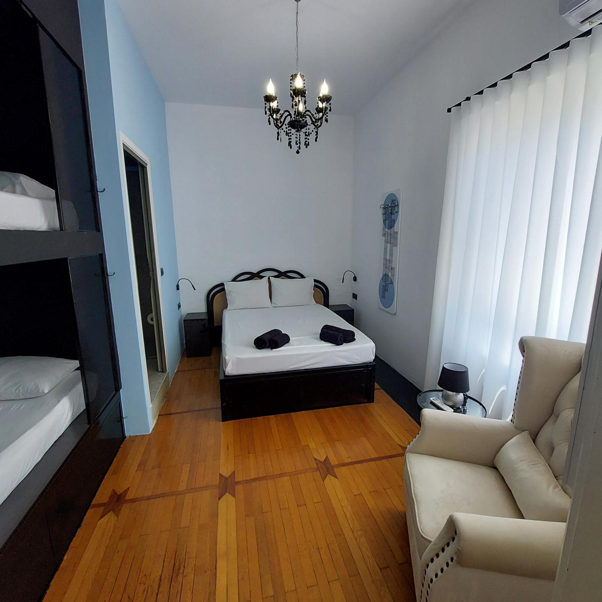 Bedwave Seaside Mansion Hostel Piraeus Bagian luar foto