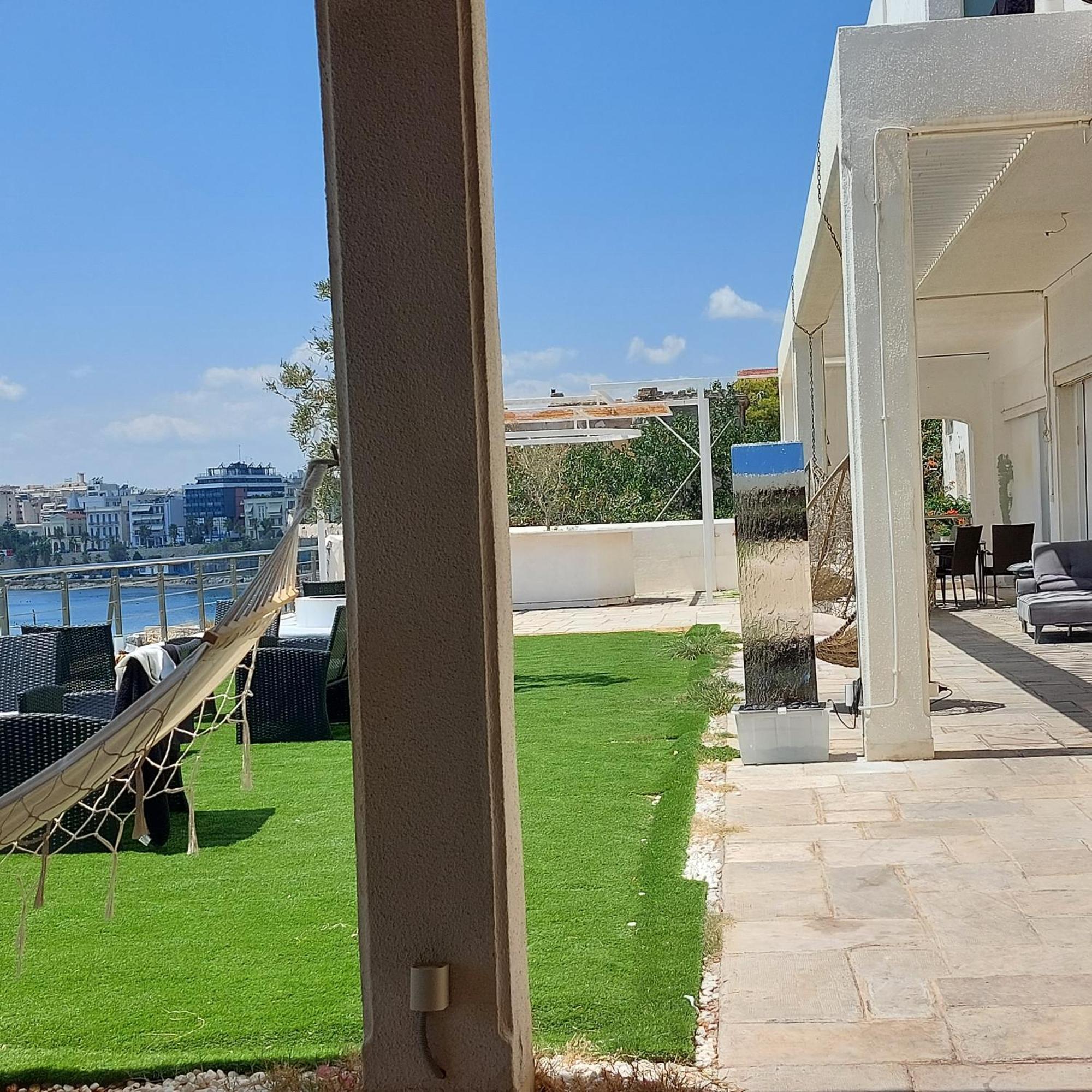 Bedwave Seaside Mansion Hostel Piraeus Bagian luar foto