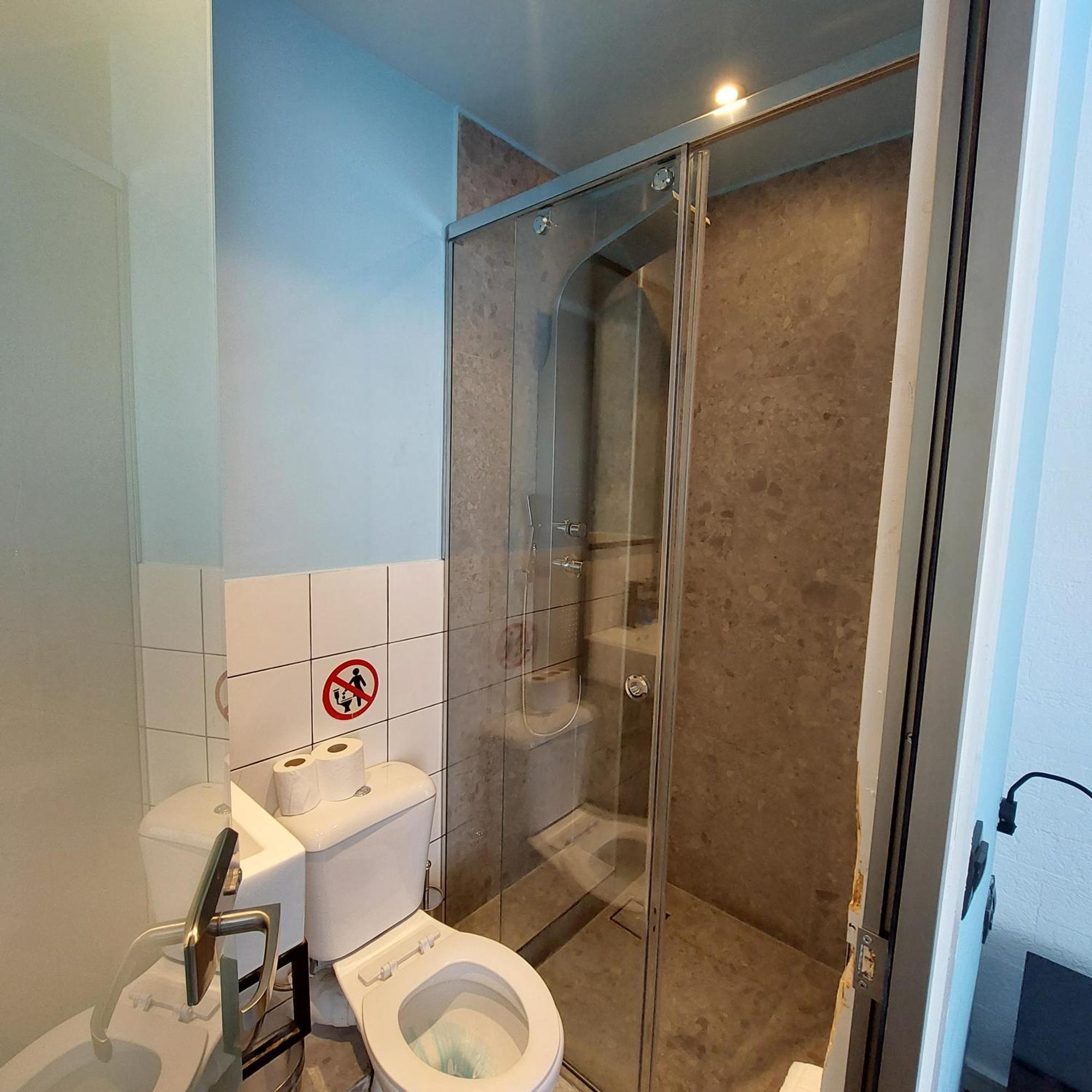 Bedwave Seaside Mansion Hostel Piraeus Bagian luar foto